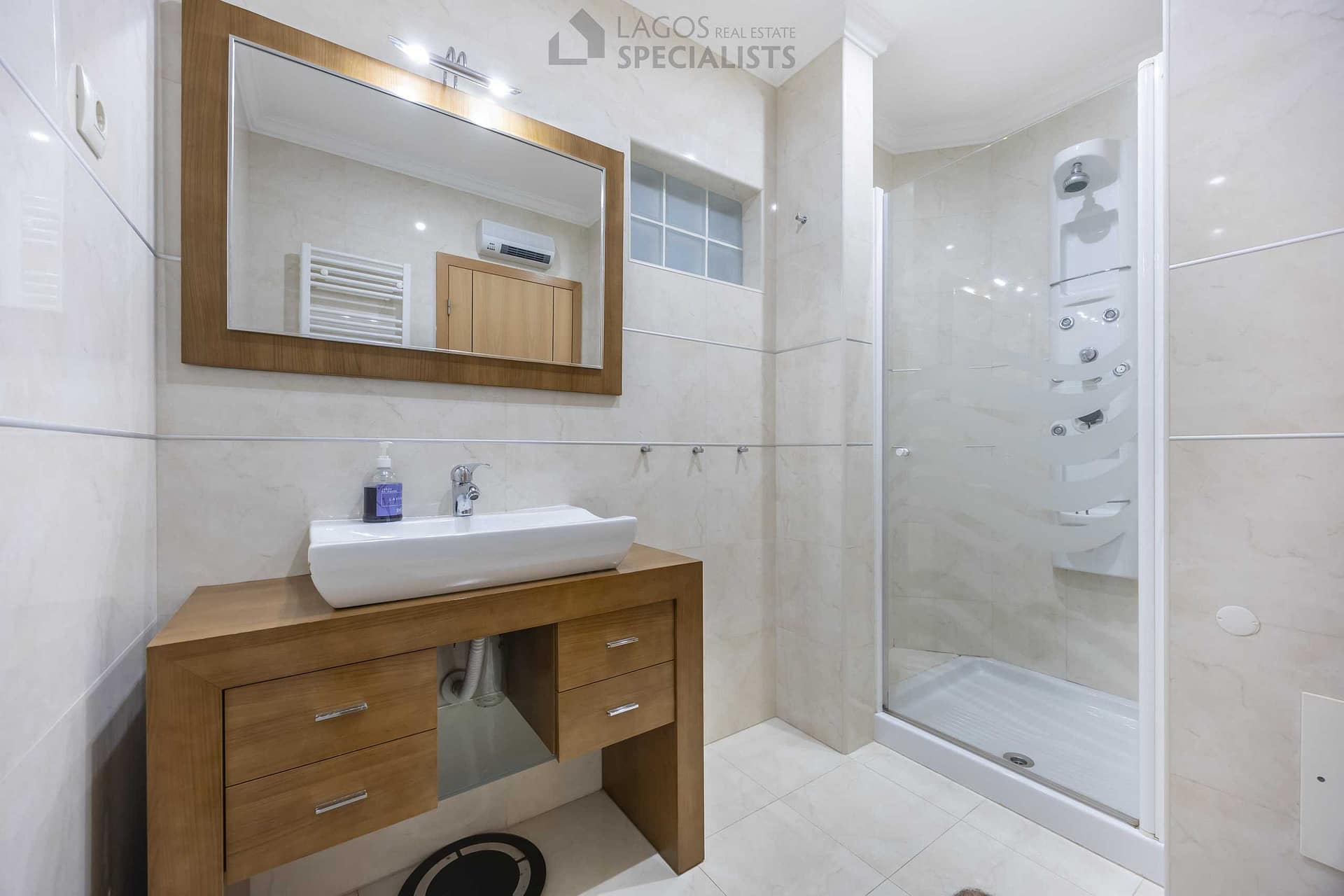 Modern en-suite bathroom with walk-in shower – Lagos apartment