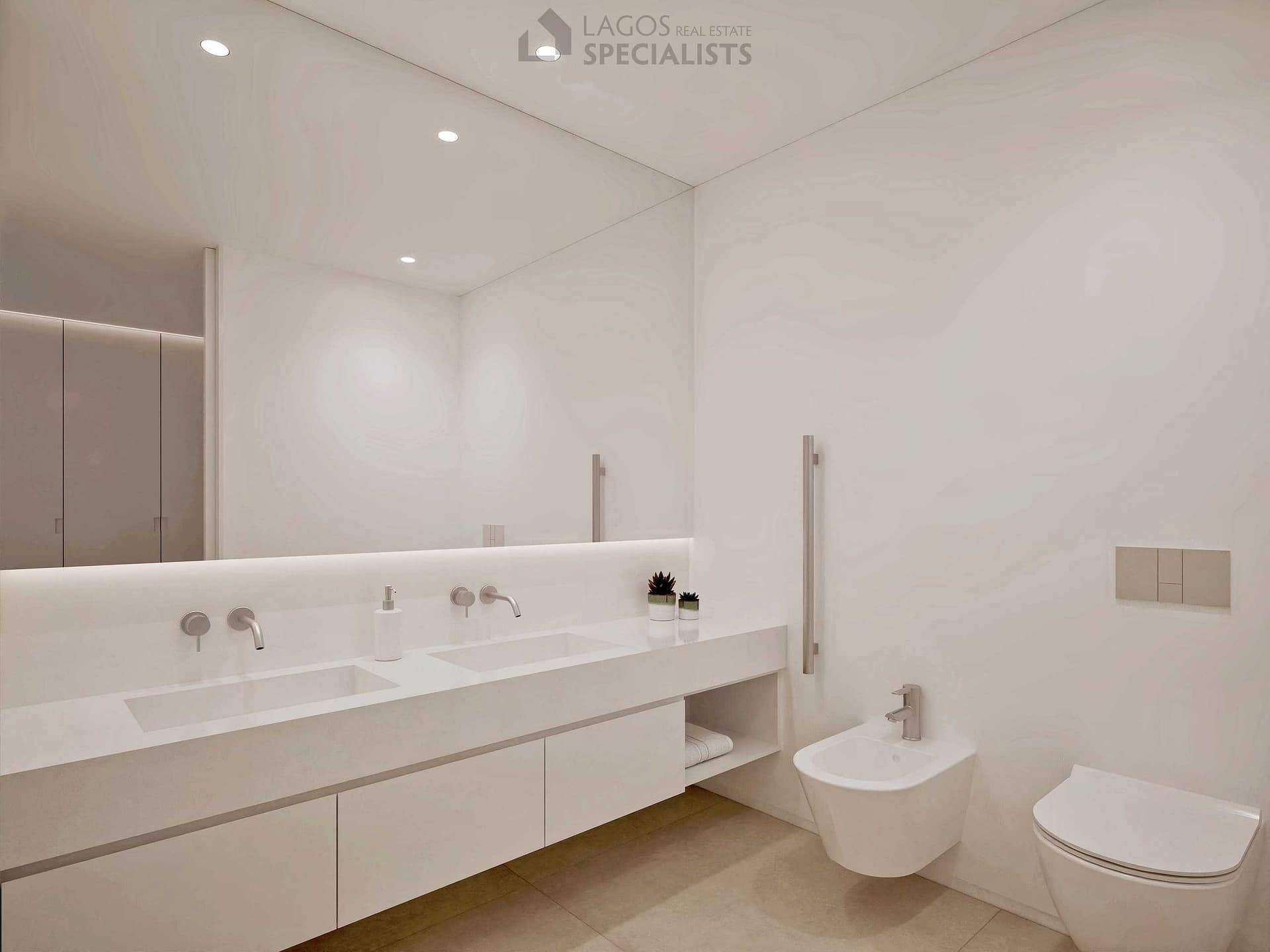 10 sleek and spacious en-suite bathroom with walk-in shower