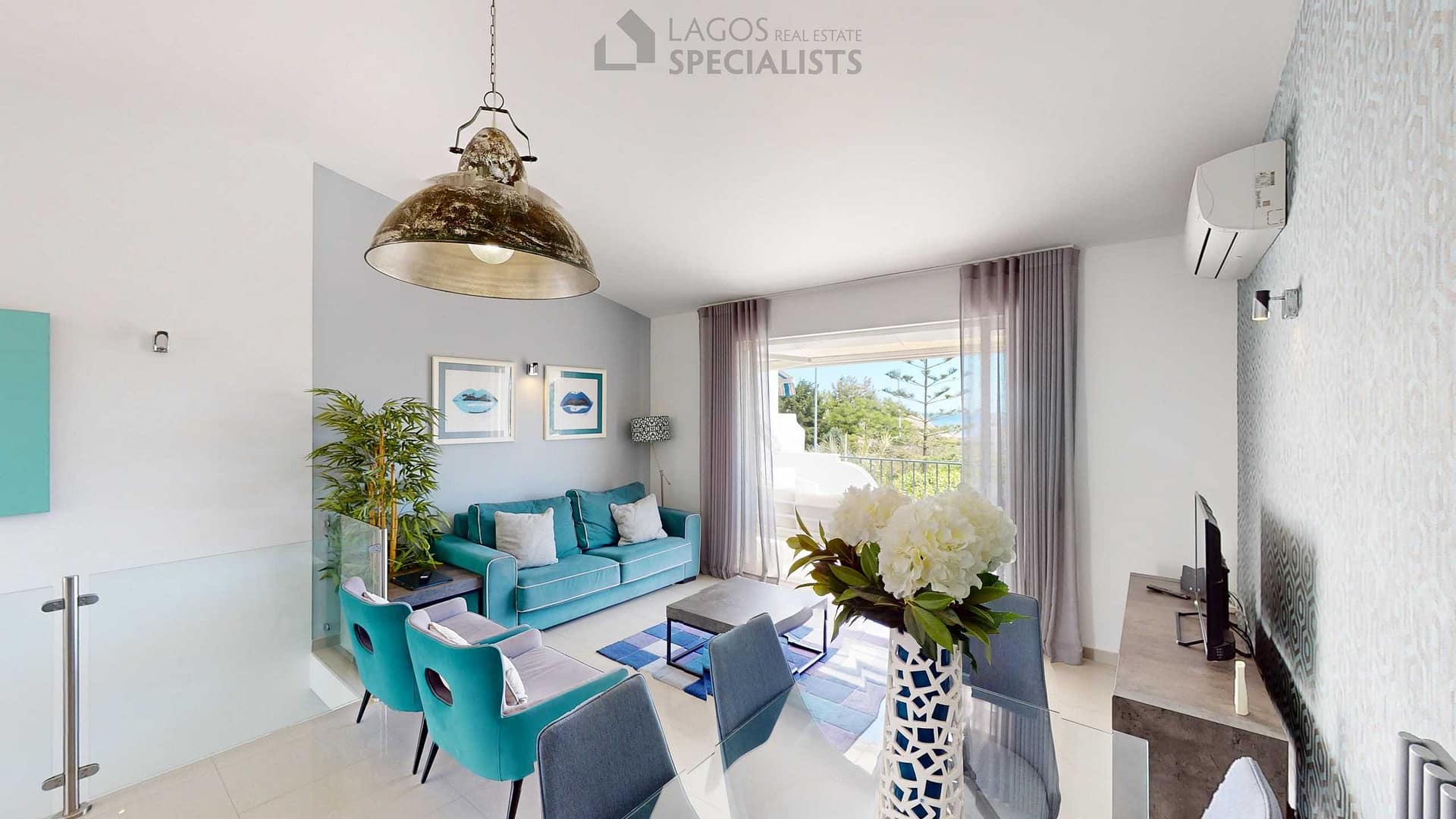 9 Spacious living room