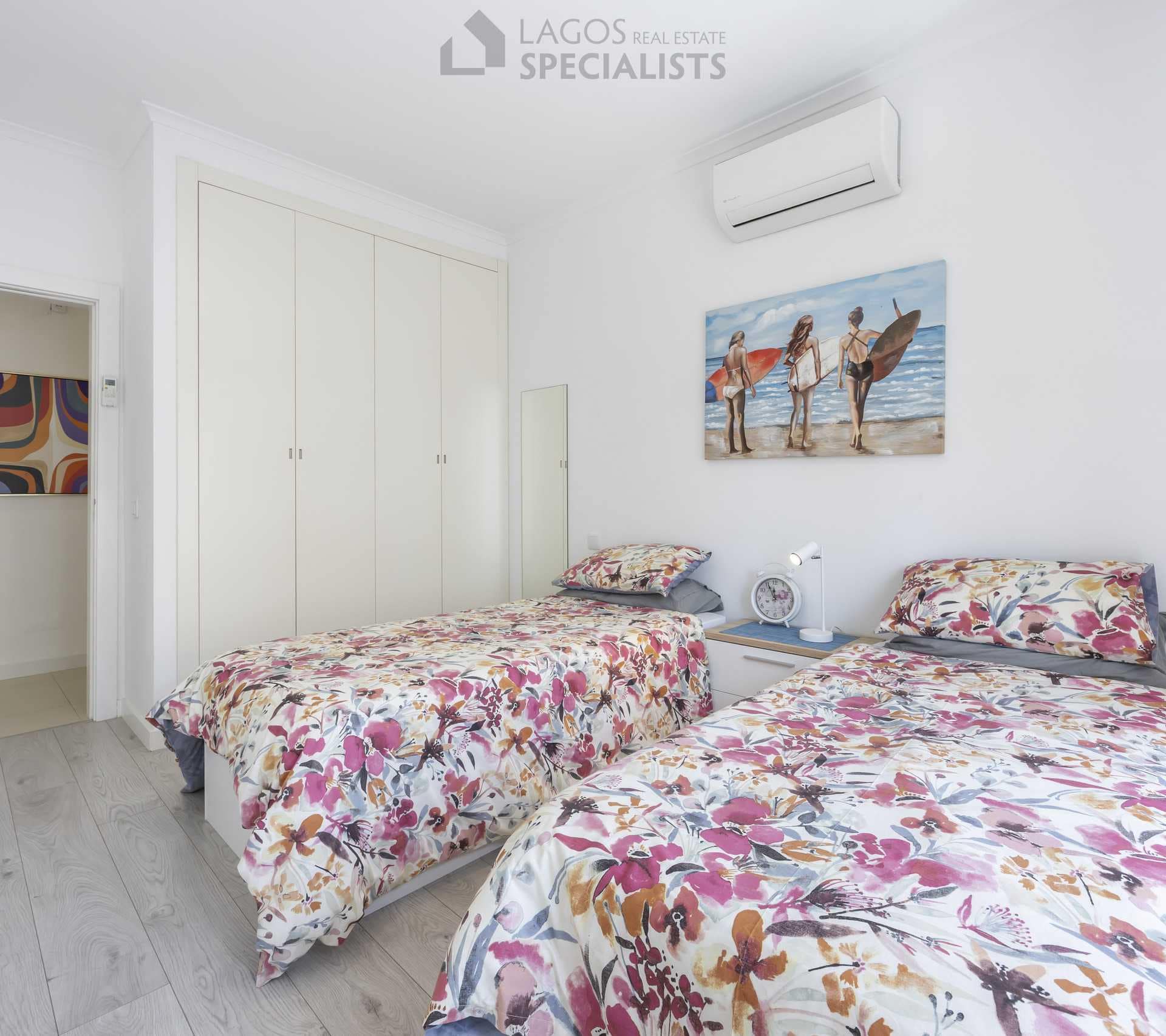 Two single-bed bedroom