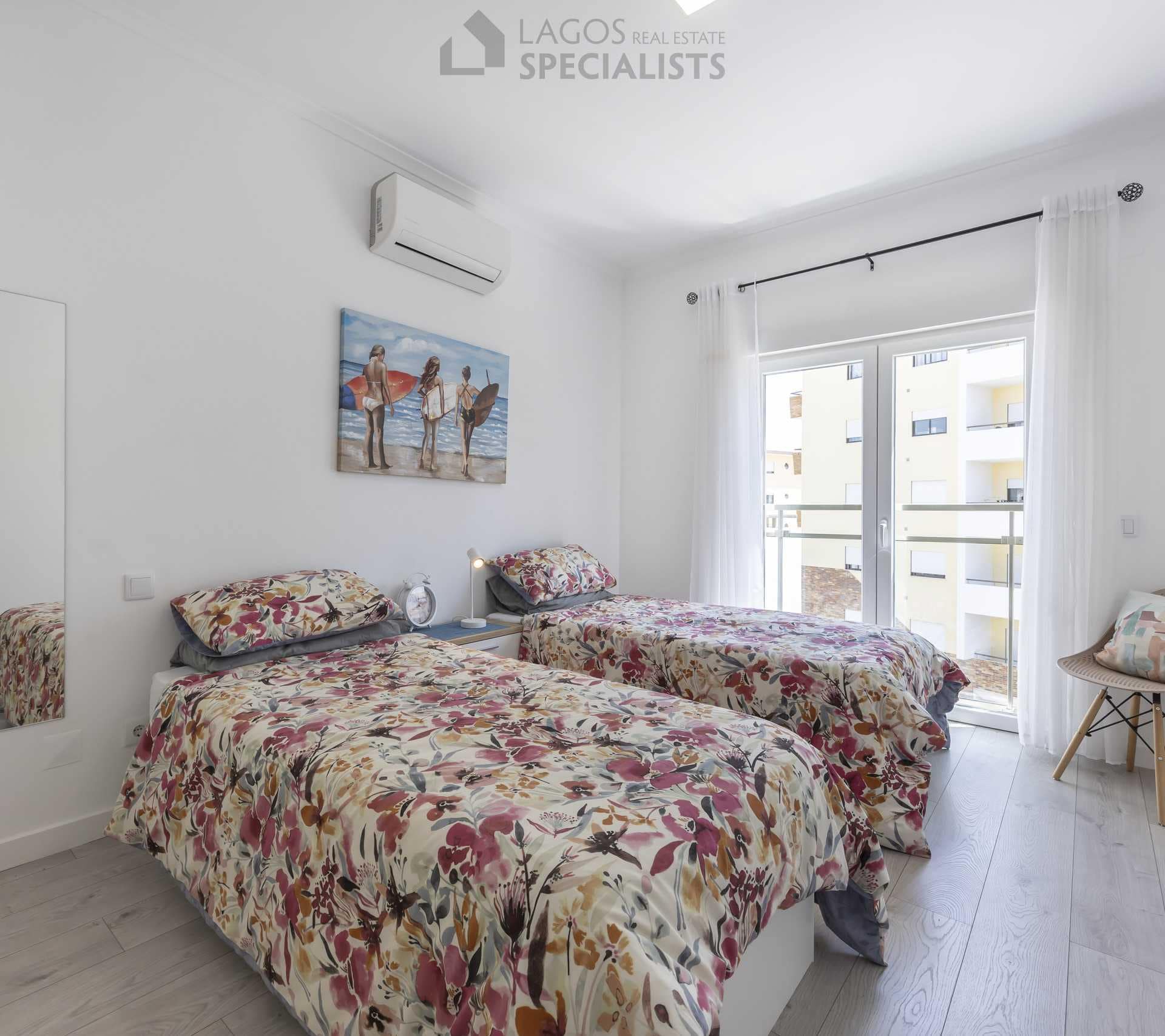 Two single-bed bedroom